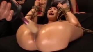 HotMovs Vagina de China taladrada brutalmente por un dildo motorizado - Bondage Hot Cunt