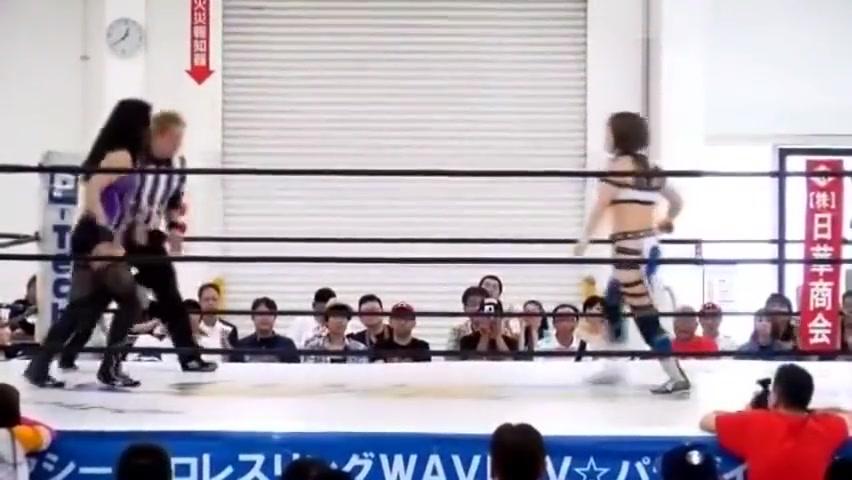 Sumire vs Mika Japanese Women Wrestling catfight - 2