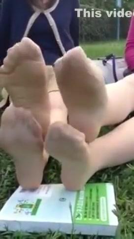 Hoe tickle feet Guys