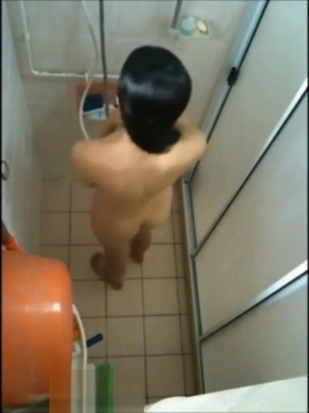 TubeZaur Sneaking a vietnamese teen girl bathing Italiano