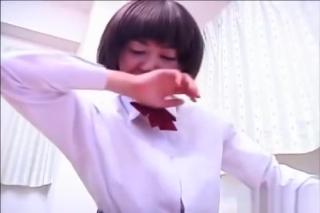 Arrecha japanese school girl plays with man Metendo