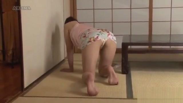 Japanese MILF housekeeper in miniskirt: upskirt panty shot & masturbation ! - 1