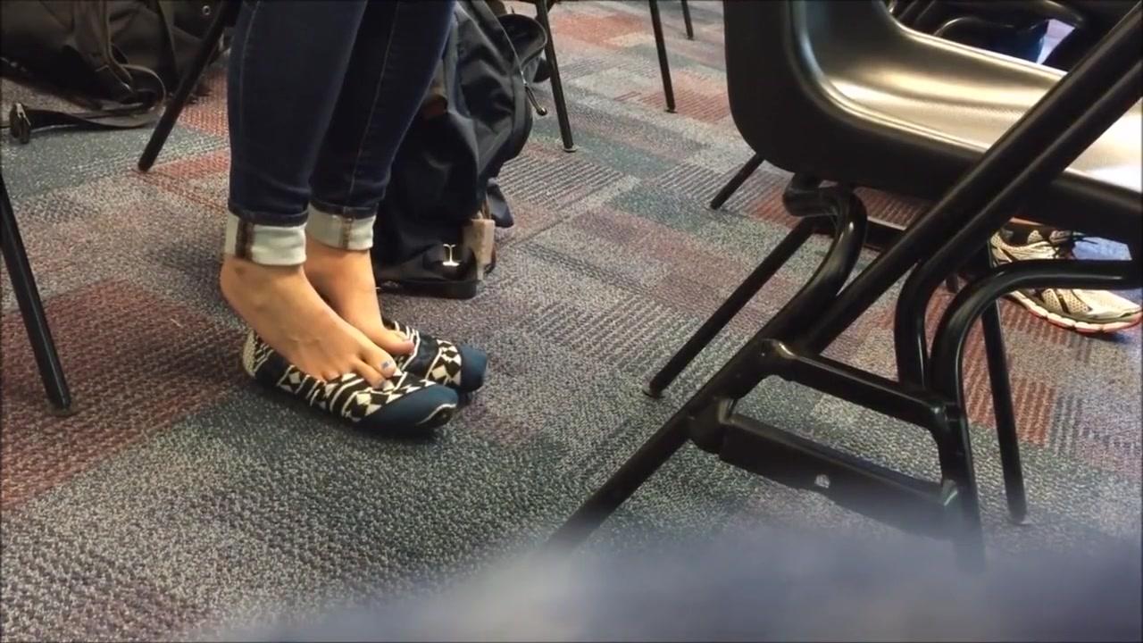 Granny Candid Japanese Girl Toms Shoeplay in class Peitos