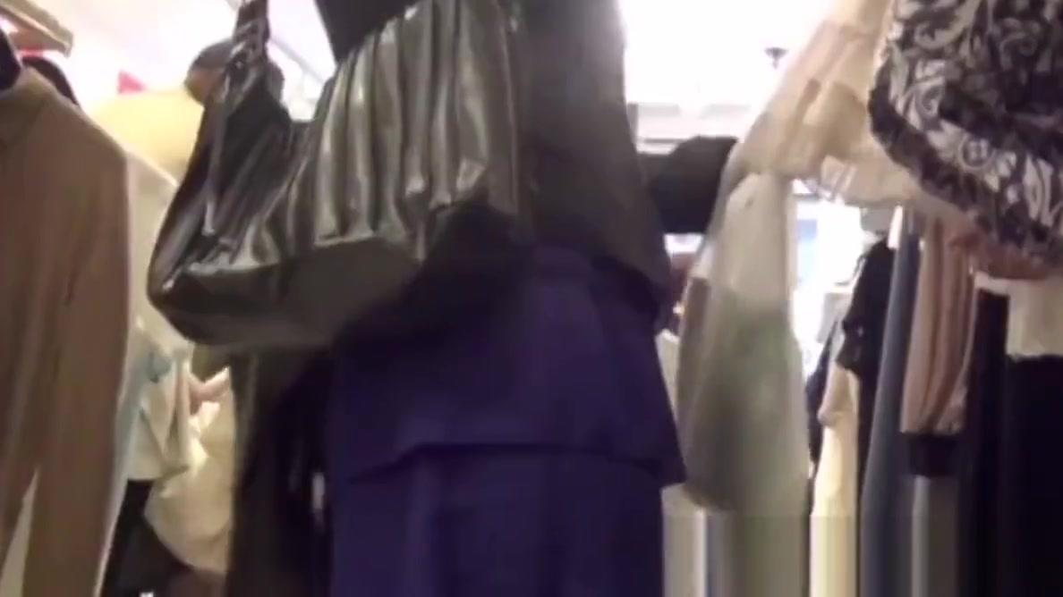 Japanese babes filmed up skirt in supermarket - 1