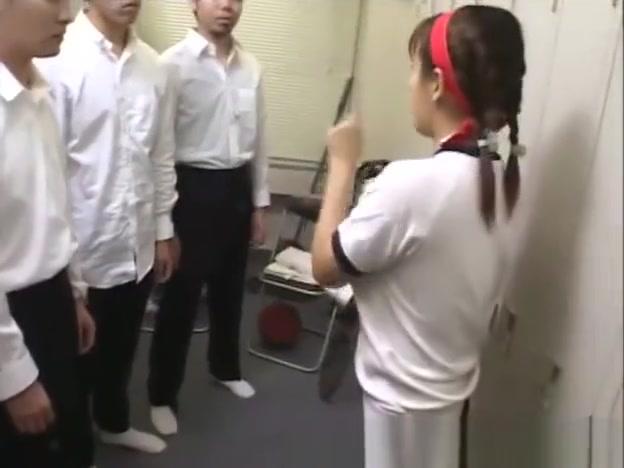 Real amateur japanese babe gets bukkake in locker room - 2