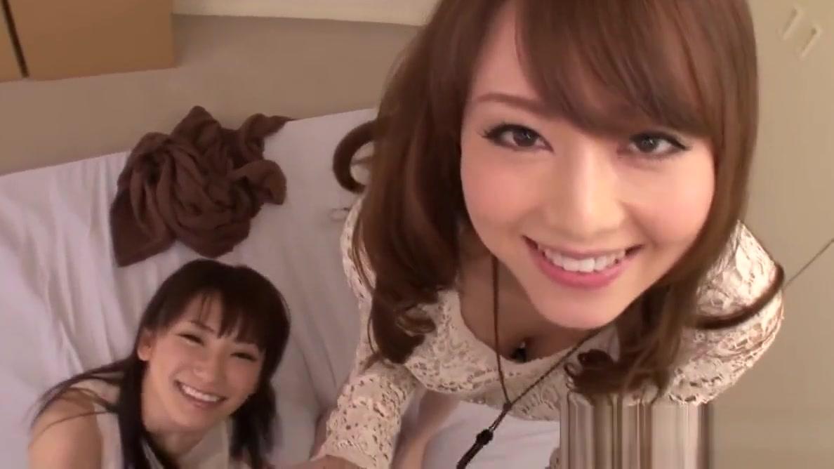 Japanese petites jerking together in threeway - 1
