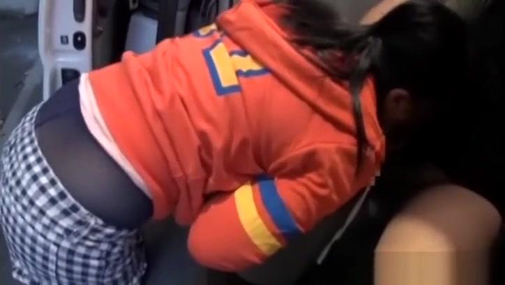 Orgasmo Japanese AV model sucks cock in pov car sex scene SexScat