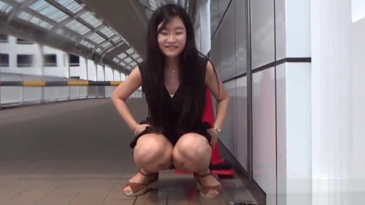 Fetish asian whore peeing in gutter - 1