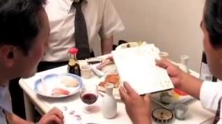 Twinks Ama de casa japonesa follada por los amigos del marido (Completo: bit.ly/2DdT9PL) Prima