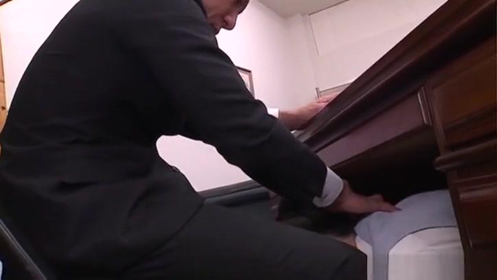 Hot secretarry gets underneath the desk and gives head - 1