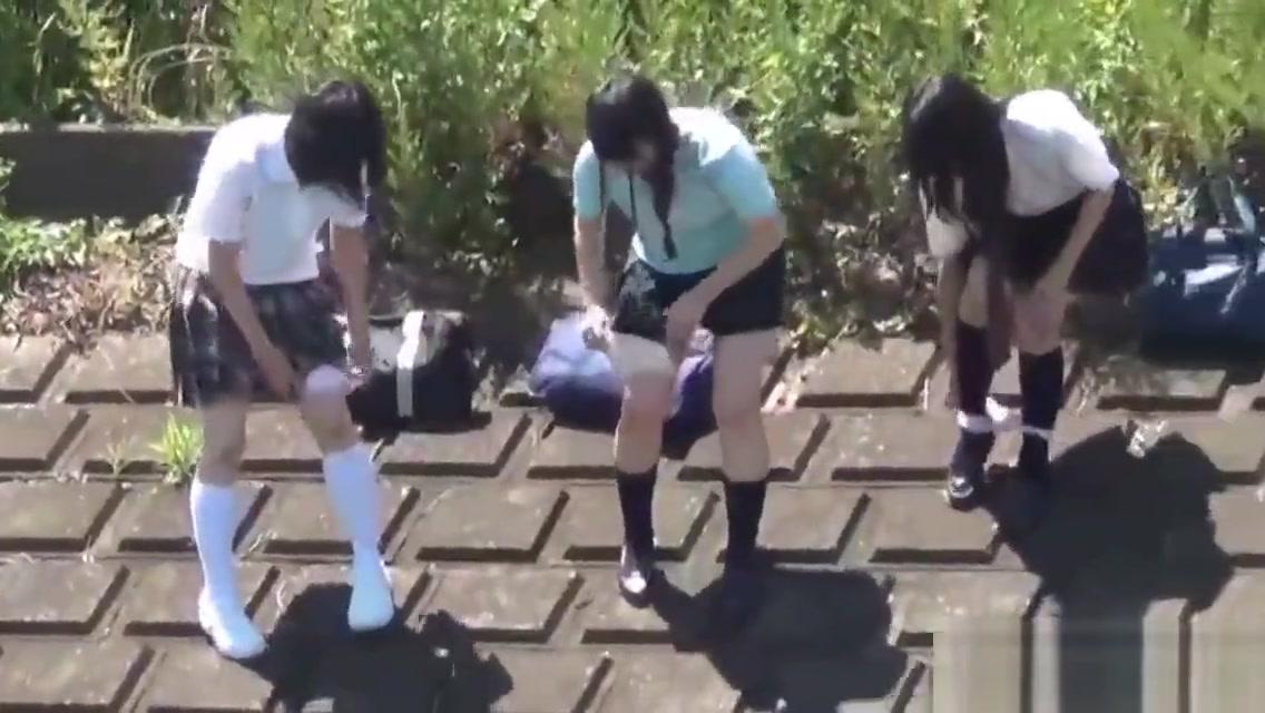 Japanese teenage skanks pissing - 1