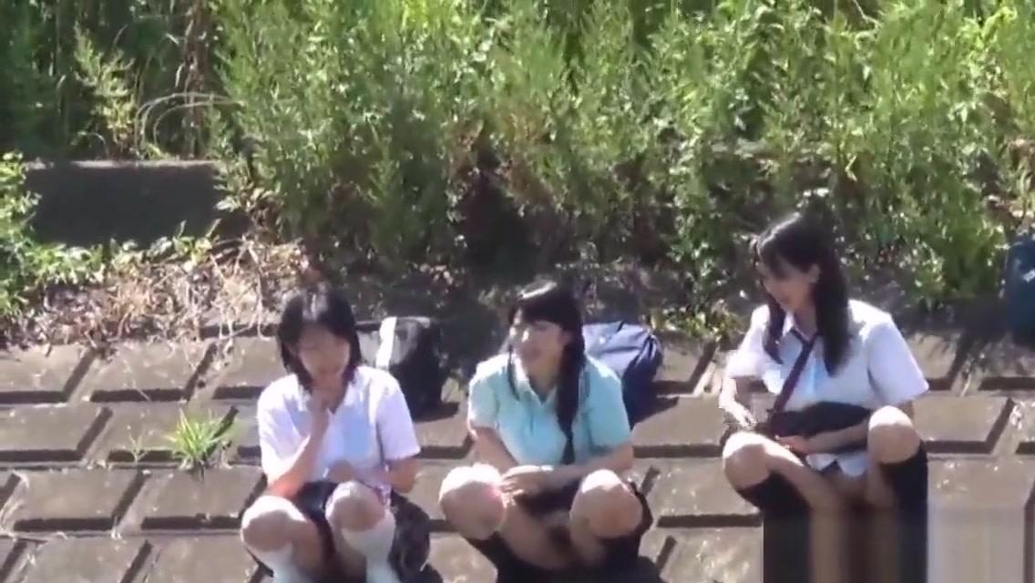 Japanese teenage skanks pissing - 2