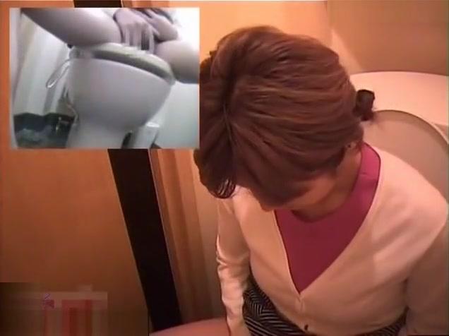 Hot Japanese Girl In Toilet Masturbating - 1