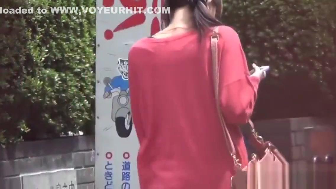 Fetish asian slut peeing in street - 1