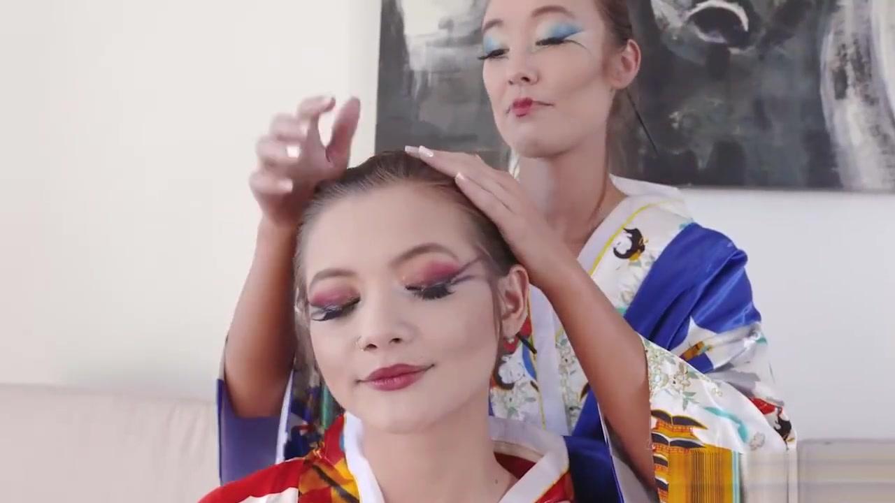 Gorgeous Geishas hot pussy licking session - 1