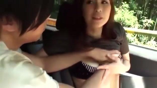 Tesao Asian Milf Jerking Off her lover in the car Gordibuena