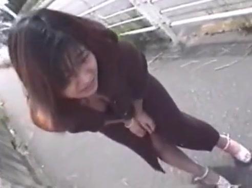 Japanese peeing in public - 2