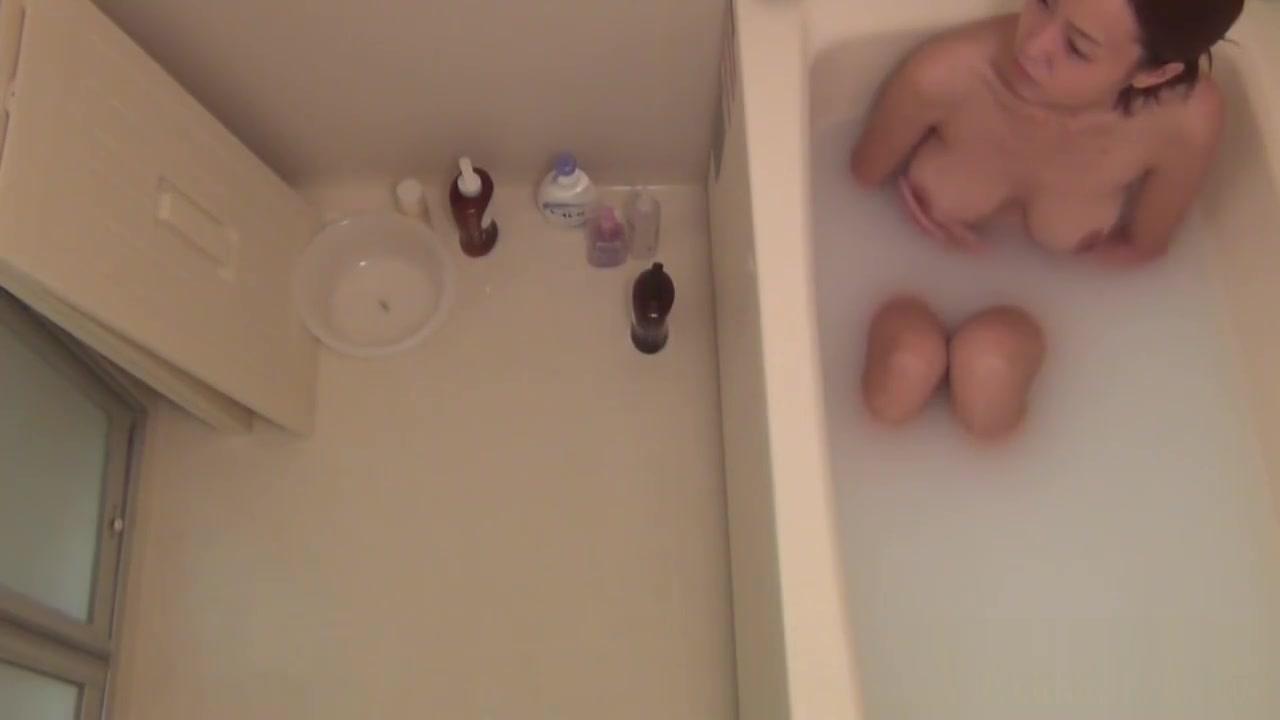 Bathing asian teen rubs - 2