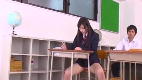 Desnuda  Oriental schoolgirl goes for a knob Stretching - 1