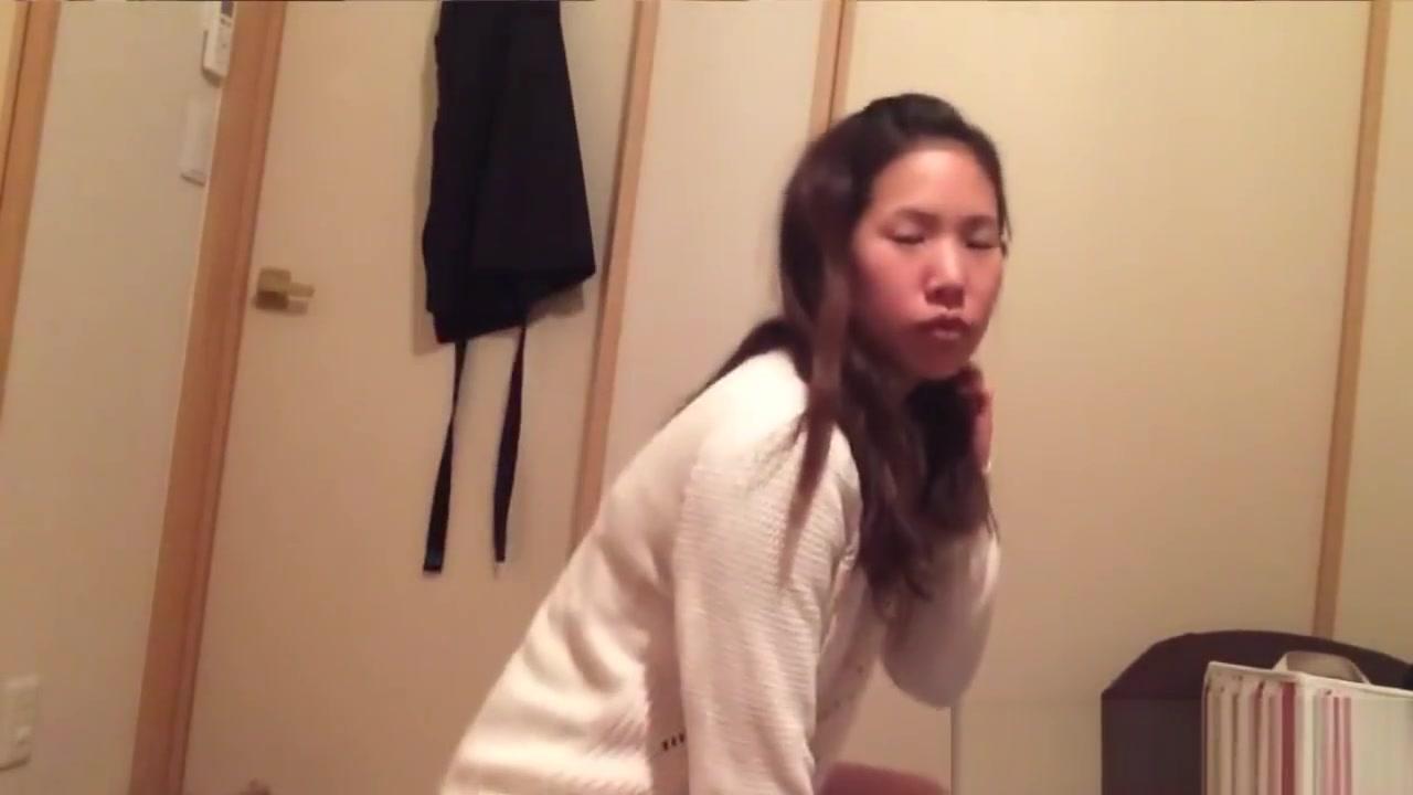 Masturbating Japanese peeing in cup ElephantTube