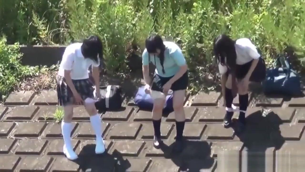 Japanese teenage skanks pissing - 2