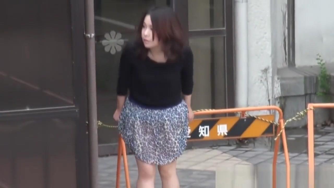 Hot japanese pisser pees outdoors - 1
