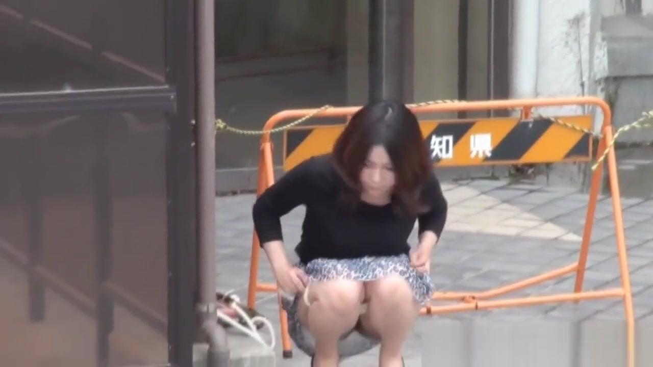 Hot japanese pisser pees outdoors - 2
