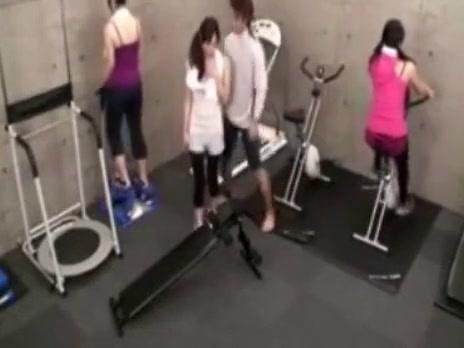 Ducha Japanese trainer gets erection at the gym Chick