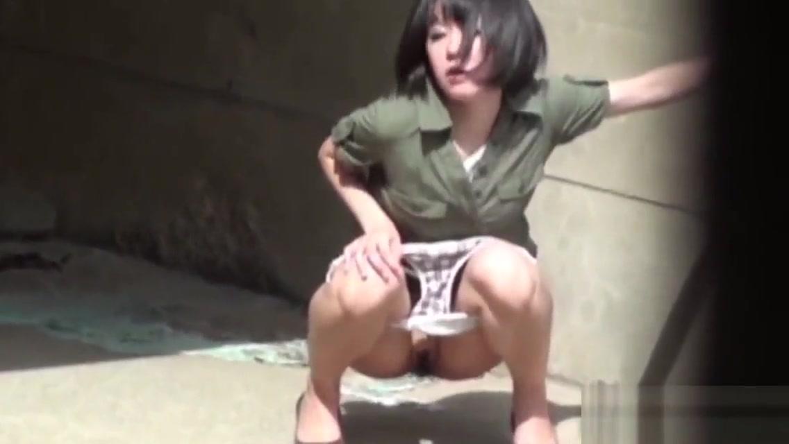 Asian babe caught pissing - 2