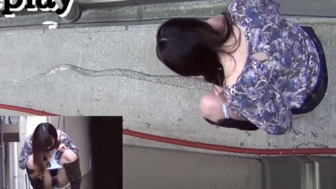 Asian babes piss in alley - 2
