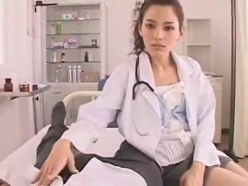 A beautiful japanese doctor gives a handjob (What is the name of this actress?) - 1