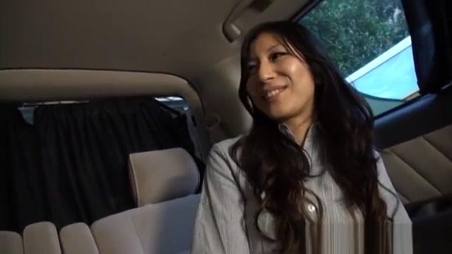 Asian hottie starts her sex date in the backseat - 1