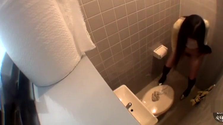 TorrentZ Cute Japanese Peeing Herself in the Bathroom Nice