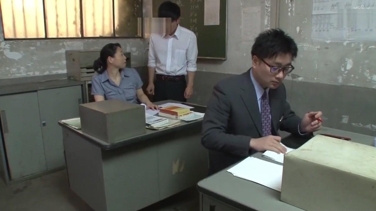 Mature teacher in pantyhose fingering creampie in office - 1