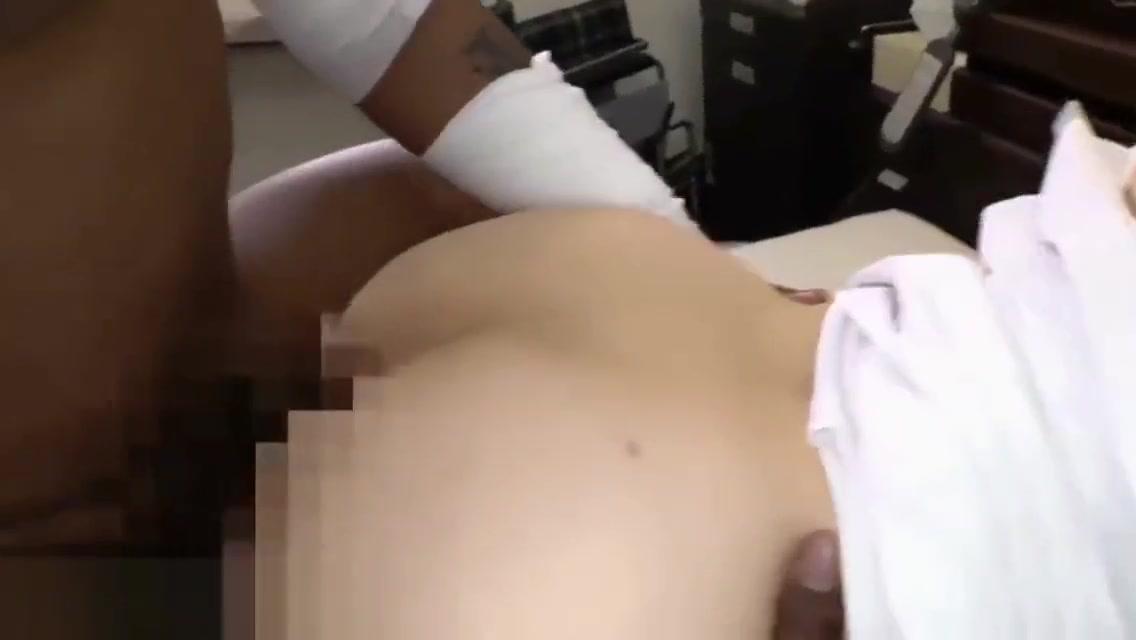 Mum Japansk sygeplejerske bliver fuck af en sort fed mand Blond