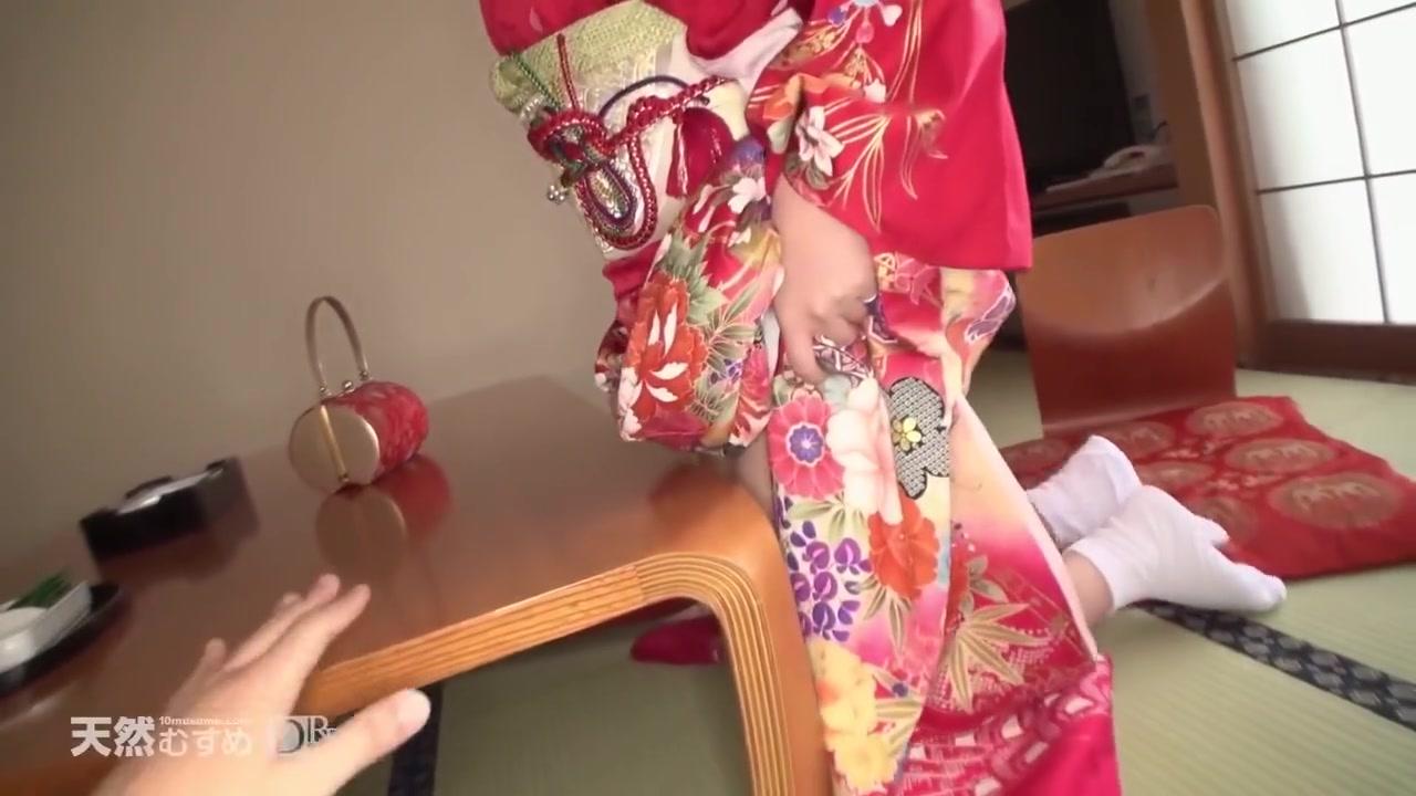 Nerd Japanese woman dressed in traditional clothes Parship