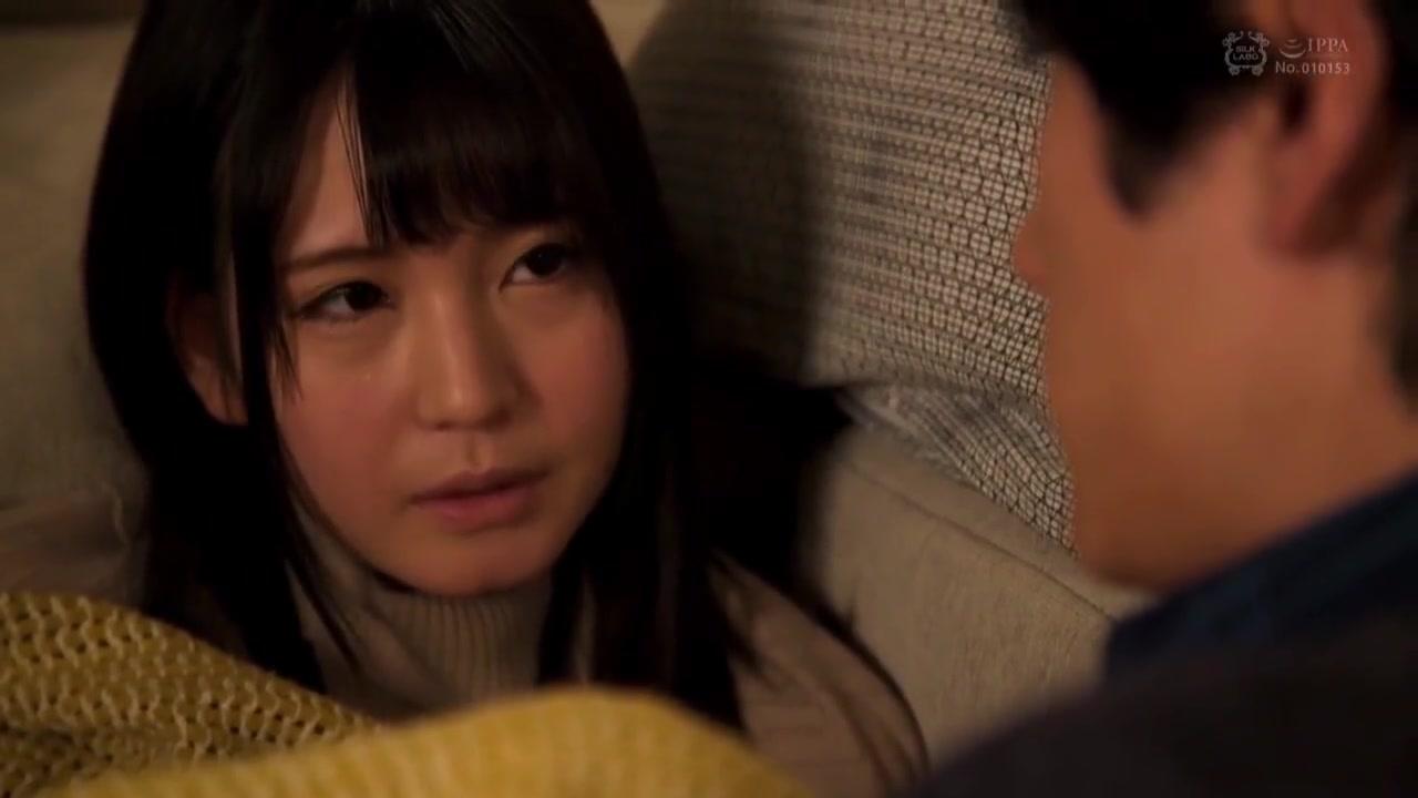 Shy Japanese Teen Makes Out With Boyfriend - 1