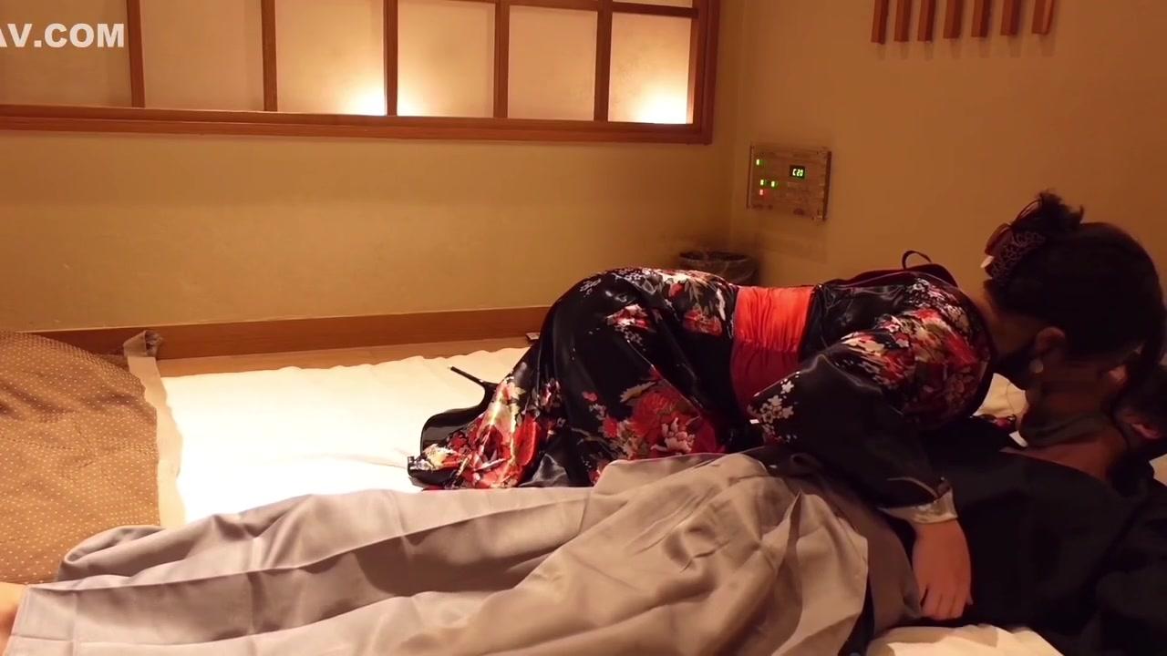 Hymen Fuck A Cute Japanese Girl Wearing A Kimono In Halloween Night - 着物姿の彼女にご奉仕セックスしてもらう主観動画 Tan