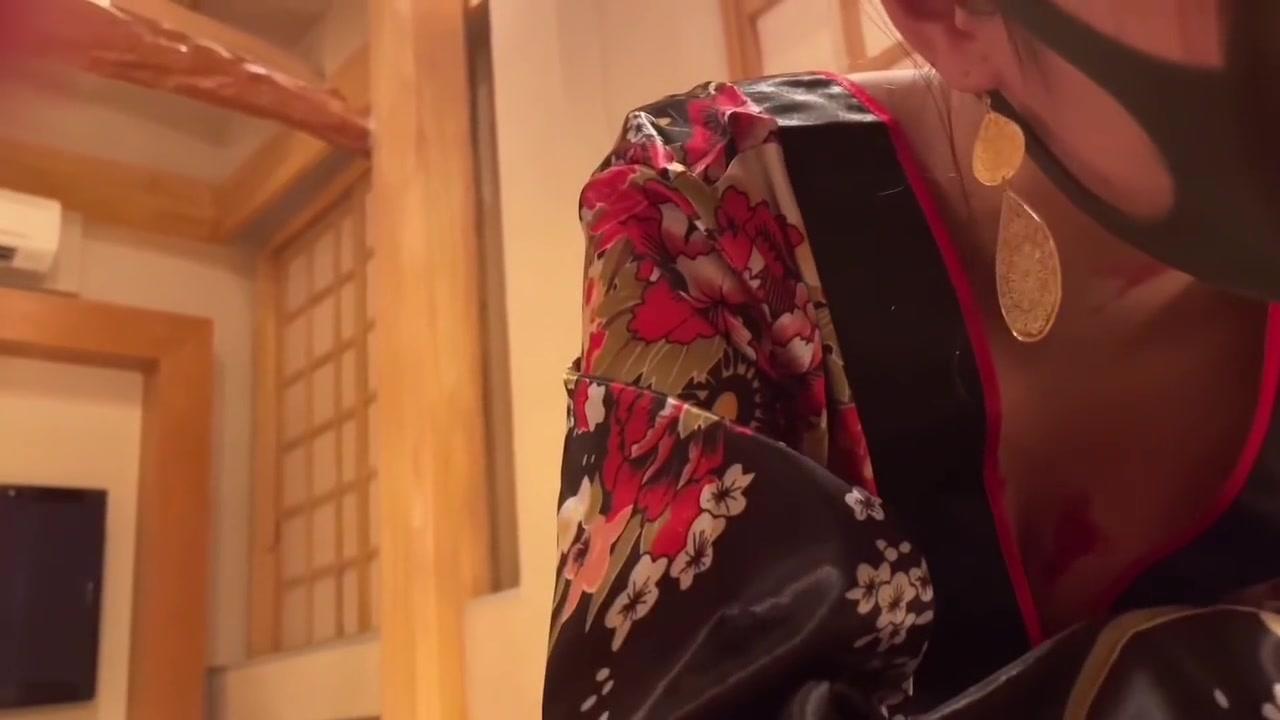 Fuck A Cute Japanese Girl Wearing A Kimono In Halloween Night - 着物姿の彼女にご奉仕セックスしてもらう主観動画 - 1
