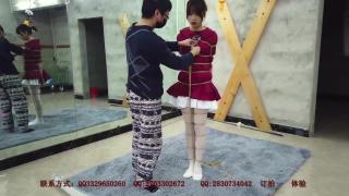 Banheiro Asian Girl Suspended In Red Dress Bj