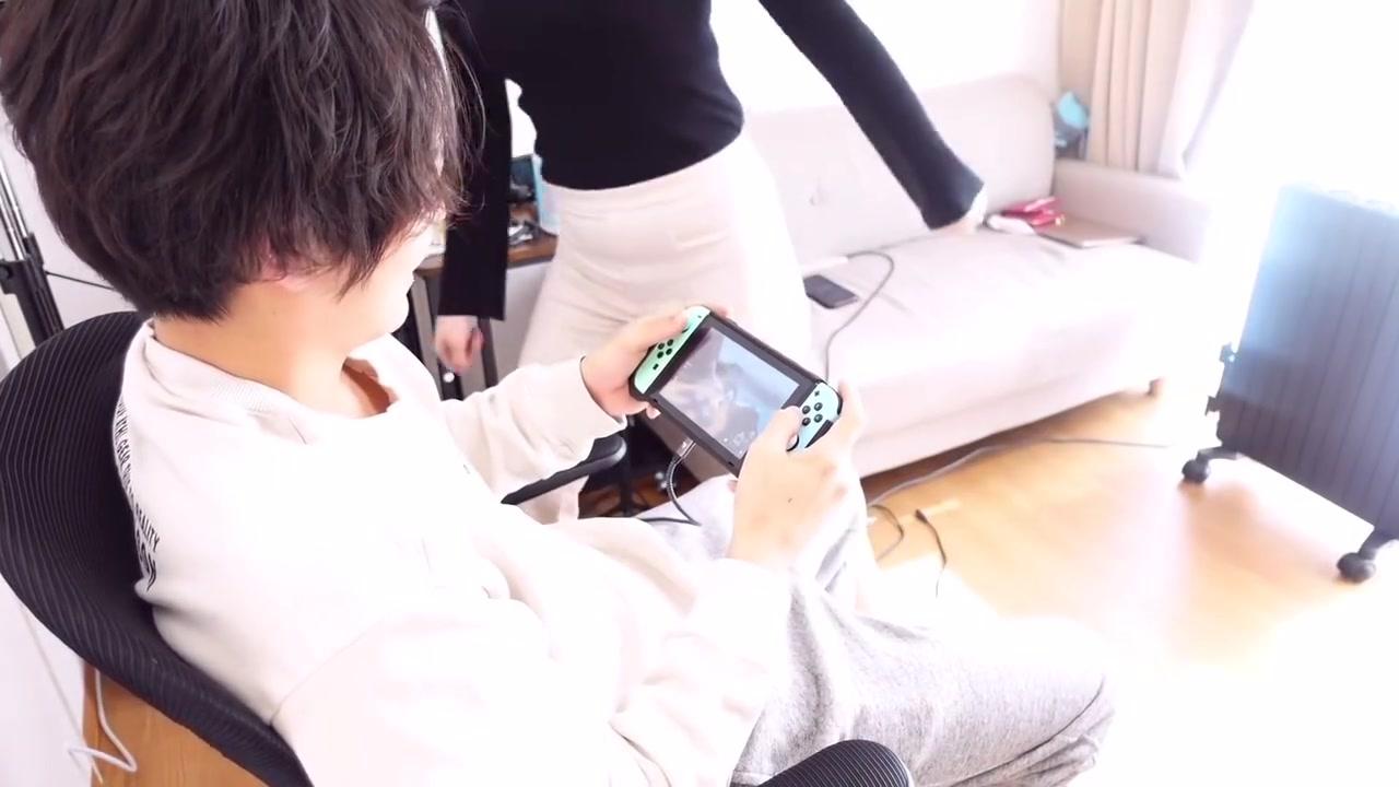 ゲーム中の彼氏を手コキフェラで射精と連続絶頂させる痴女 Horny Japanese Girl Cum By Sucking Him While Playing Pokemon Game - 1